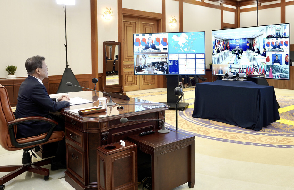 South Korean President Moon Jae-in holds a video conference with ASEAN leaders and China and Japan at the Blue House on Apr. 14. (provided by the Blue House)