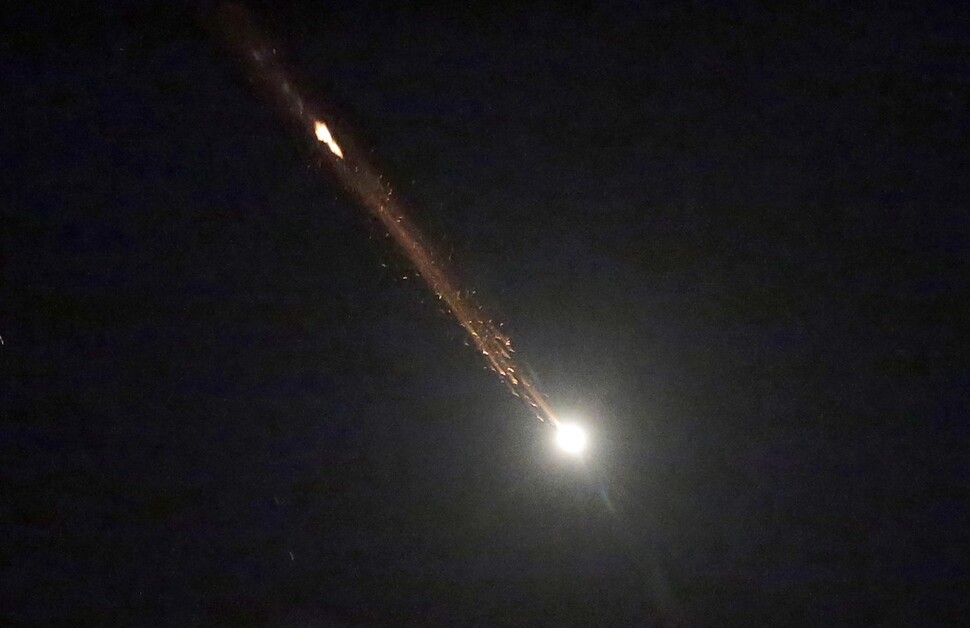 14일 새벽 이스라엘군이 방어용 미사일을 발사하고 있다. EPA 연합뉴스