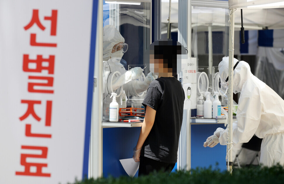 A suspected COVID-19 patient gets tested at a screening clinic in Seoul’s Songpa District on June 9. (Yonhap News)