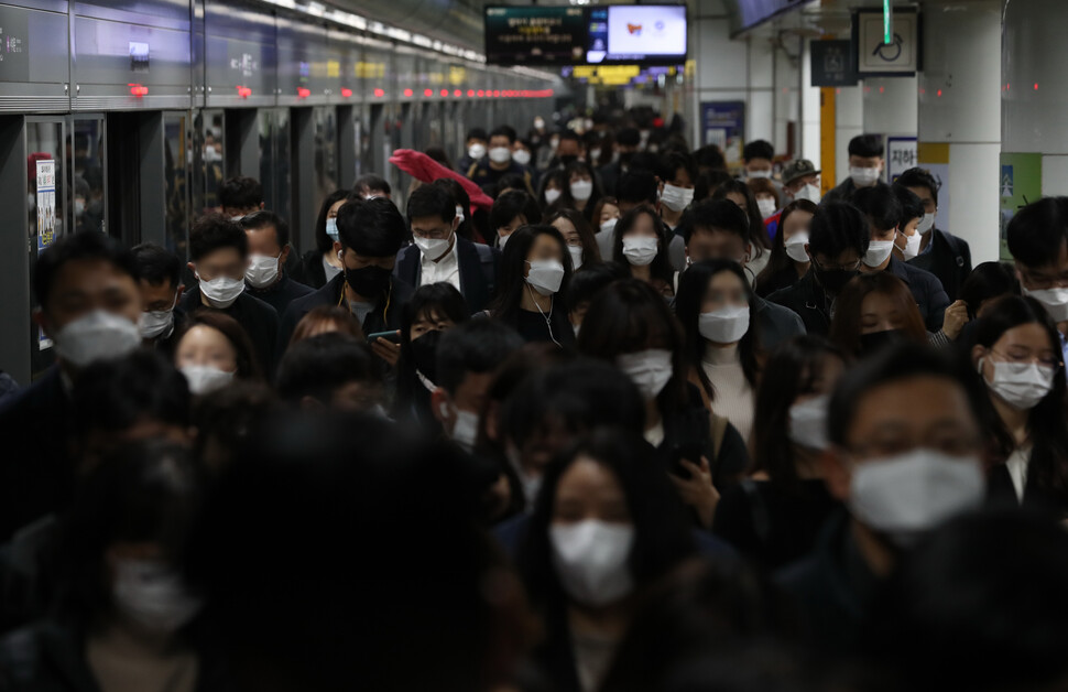 마스크 미착용 과태료 부과 첫날인 2020년 11월13일 서울 광화문역에서 시민들이 출근하고 있다. 사진공동취재단