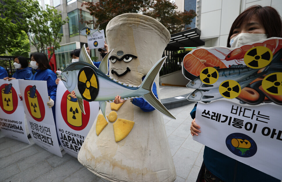 Members of the group Korea Foundation for Environmental Movements hold a press conference in front of the Seoul office of the Korea Tourism Organization on Thursday to launch its second nationwide action campaign, titled “The ocean is not a trash can!”