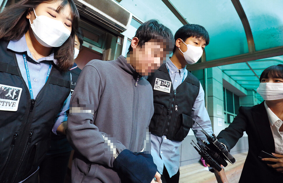 2022년 9월21일 서울지하철 신당역 여자화장실에서 평소 스토킹하던 여성을 살해한 피의자 전주환(가운데)이 남대문경찰서에서 검찰로 이송되고 있다. 연합뉴스