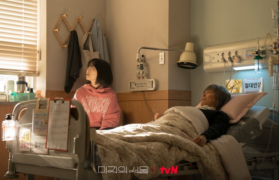 미래와 미지를 유일하게 구별하는 존재 외할머니 강월순은 갑작스러운 뇌경색으로 쓰러진 뒤 미지의 고통을 더 깊이 이해하게 된다. tvN 화면 갈무리