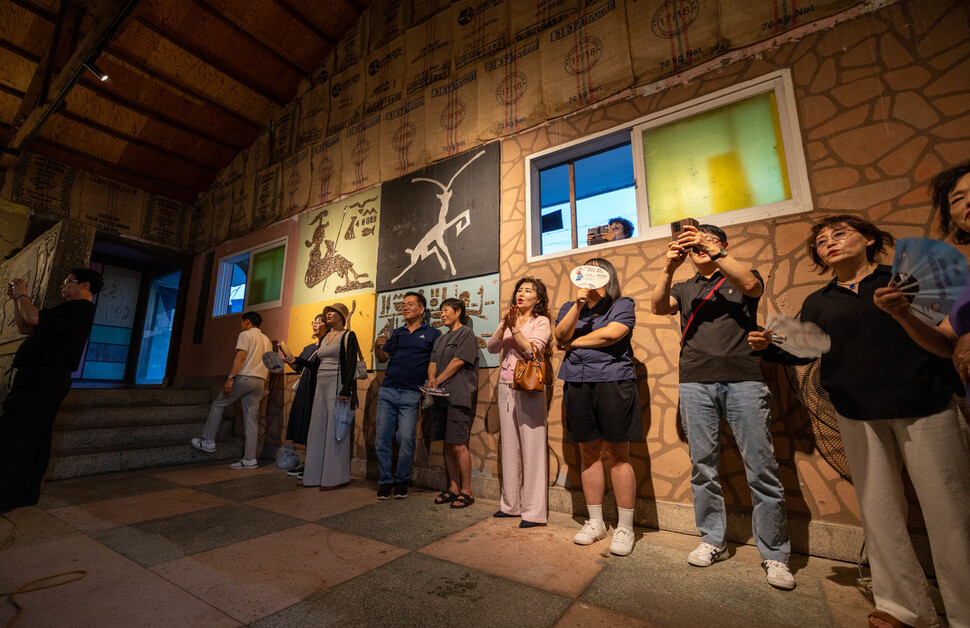 공연을 관람하는 관객들.