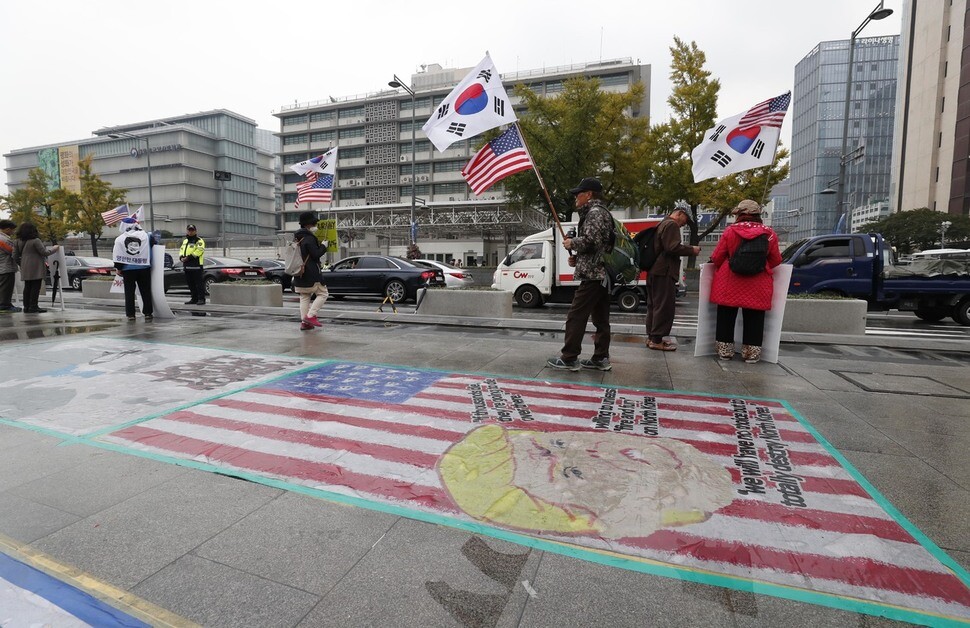 A large anti-Trump picture adorns a sidewalk in Gwanghwamun Plaza on Nov. 2