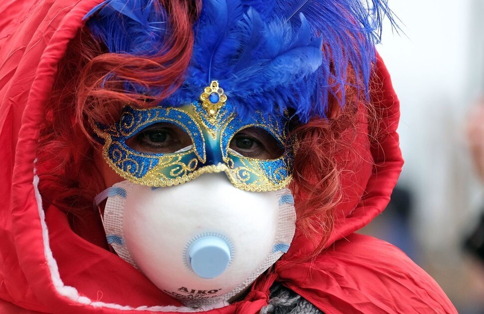 23일 이탈리아 베네치아주에서 열리고 있는 세계 3대 카니발에서 한 참가자가 방역마스크를 쓰고 있다. 베네치아/로이터 연합뉴스