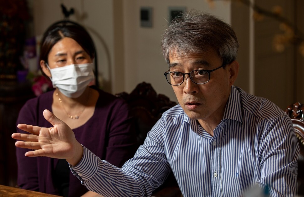 정유엽군 부모가 경북 경산의 자택에서 5월20일 한겨레21 취재진과 이야기하고 있다.