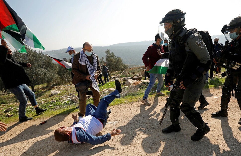 2020년 12월3일 팔레스타인 요르단강 서안 도시 살피트 인근에서 이스라엘의 유대인 정착촌 확장에 반대하는 시위가 열려, 이스라엘 국경 경찰과 팔레스타인 시위대가 충돌하고 있다. 로이터