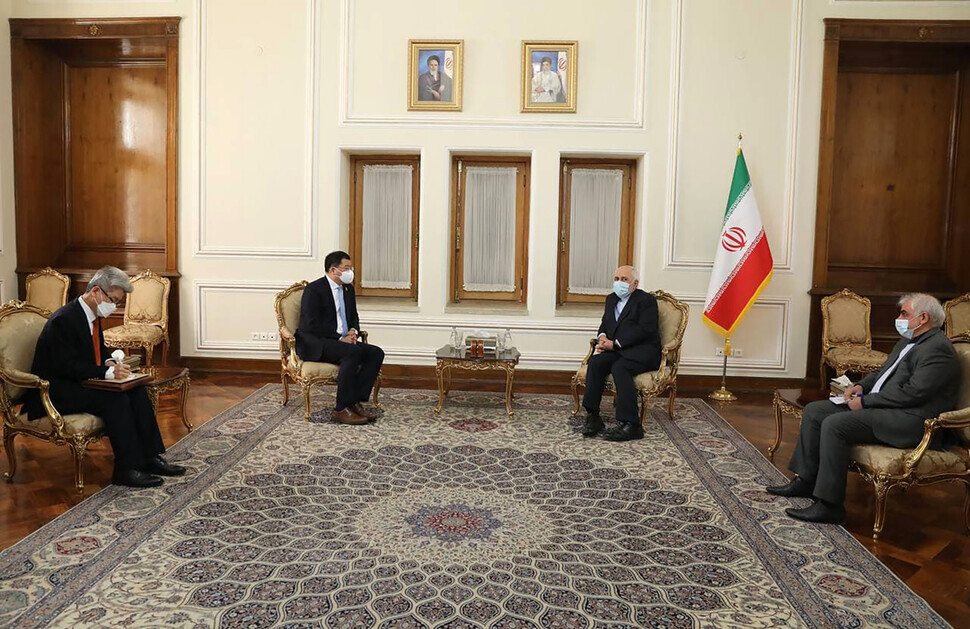 First Vice Minister of Foreign Affairs Choi Jong-kun and Iranian Foreign Minister Mohammad Javad Zarif in Tehran on Jan. 10. (AP/Yonhap News)