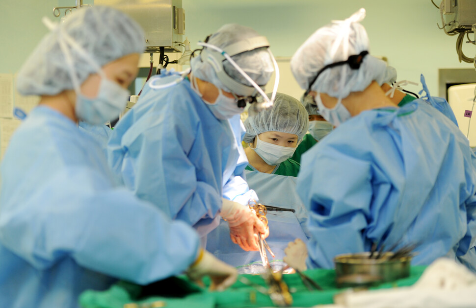 서울 서대문구 세브란스병원에서 의료진이 수술하는 모습.
