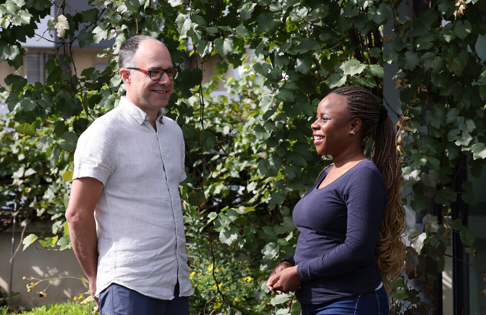 모잠비크 환경·인권단체 ‘주스치사 앙비엔타우’(JA!)의 다니엘 히베이루(왼쪽)와 케테 푸무 두 활동가가 2025년 10월24일 서울 마포구 공덕동 한겨레신문 사옥에서 한겨레21과 인터뷰에 앞서 포즈를 취하고 있다. 신소영 기자 viator@hani.co.kr