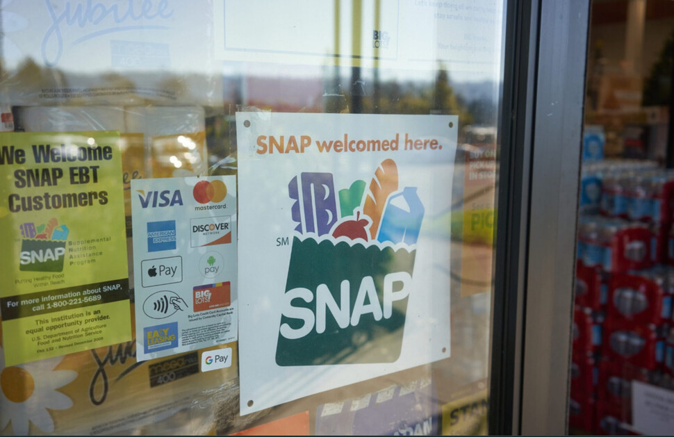 보충영양지원프로그램(SNAP·스냅) 전용직불카드(EBT 카드)로 식품을 살 수 있음을 알리는 광고물. 출처 : 미국 BBC 방송 화면 갈무리