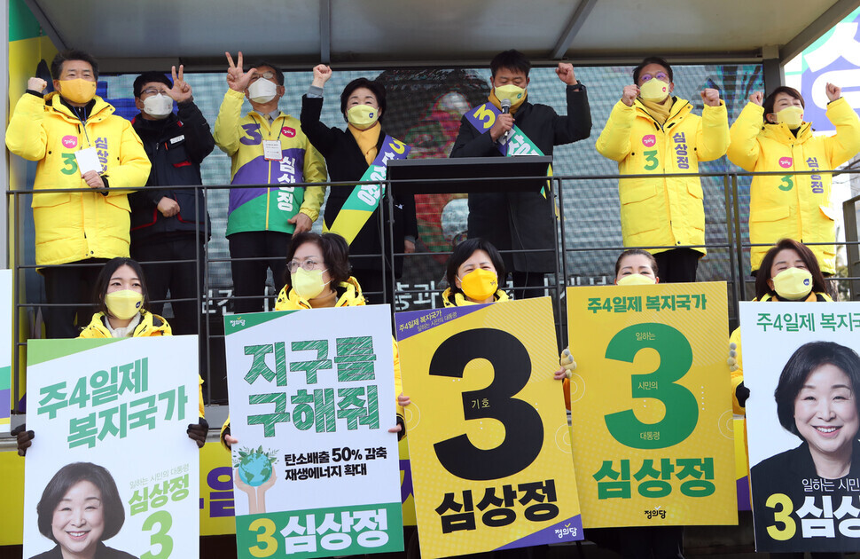 Justice Party candidate for president Sim Sang-jung holds up her hand at a campaign commencement event held in Jeonju, North Jeolla Province, on Tuesday. (Yonhap News)
