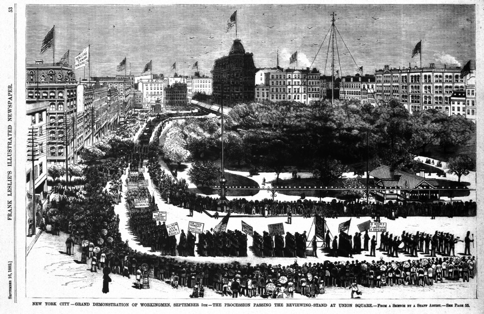 1882년 9월5일 미국 뉴욕시 유니언 광장에서 노동기사단이 노동자의 날을 기념하는 첫 집회를 열고 시가행진을 벌이고 있는 모습. 오늘날 미국 ‘노동자의 날’의 기원이 됐다. 잡지 ‘프랭크 레슬리의 주간 그림 신문’에 실렸던 그림. 출처 위키미디어 코먼스