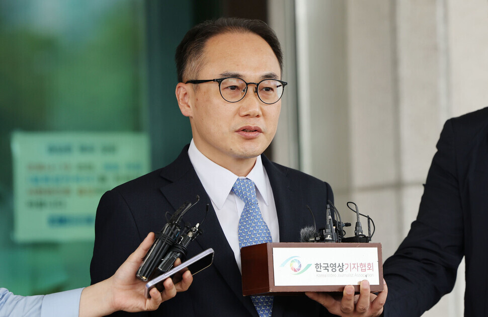 Lee One-seok, the deputy prosecutor general nominated to be the first prosecutor general of the Yoon administration, speaks to the press about his nomination outside the Supreme Prosecutors’ Office in Seoul on Aug. 18. (Yonhap News)