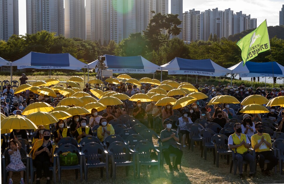 문화제 말미에 합창단이 <다 함께 만들어요>란 노래를 부르는 동안, 참가자들이 노란 우산으로 세월호참사를 추모하는 노란 리본을 만들고 있다.