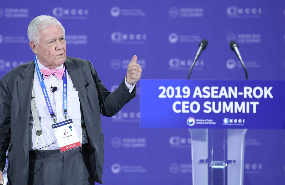 American investor and businessman Jim Rogers gives a keynote address during a South Korea-ASEAN CEO at the Busan Exhibition and Convention Center (BEXCO) on Nov. 25. (provided by the South Korea-ASEAN special summit)