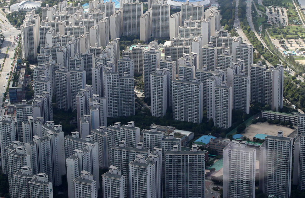 An apartment complex in Seoul’s Jamsil neighborhood. (Yonhap News)