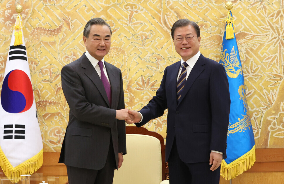 South Korean President Moon Jae-in shakes hands with visiting Chinese Foreign Minister Wang Yi at the Blue House on Nov. 26 of last year. (Yonhap News)