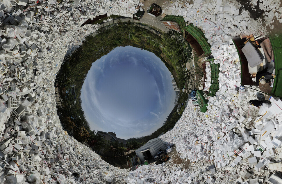 This 360-degree view photo of Suwon Recycling Center in Suwon, Gyeonggi Province, is reminiscent of “the Blue Marble.” (Lee Jeong-a/The Hankyoreh)
