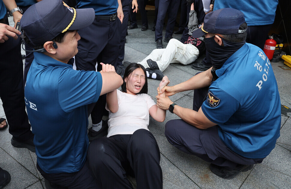 Police arrest a student who attempted to enter the Japanese Embassy in Seoul during a protest of Japan’s plan to dump contaminated water from the Fukushima nuclear plant on Aug. 24. (Shin So-young/The Hankyoreh)