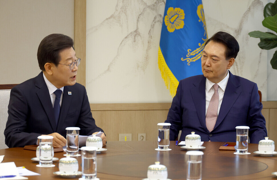 Democratic Party leader Lee Jae-myung (left) speaks during his first summit with President Yoon Suk-yeol, which took place on April 29, 2024, at the presidential office in Seoul’s Yongsan District. (Yoon Woon-sik/The Hankyoreh)
