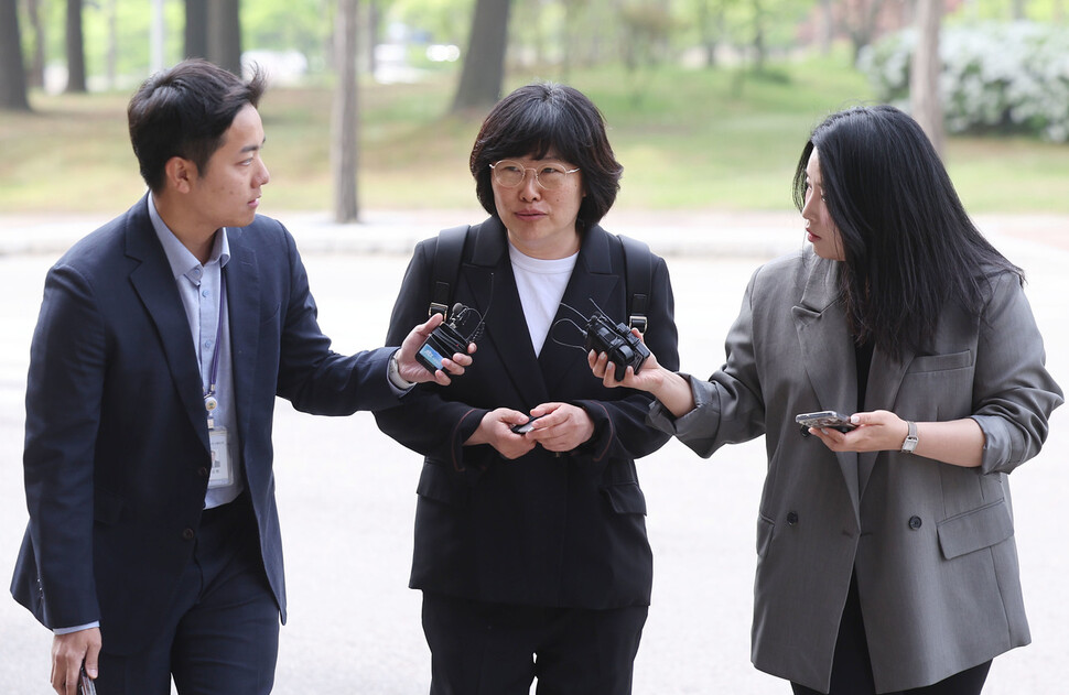 유재은 국방부 법무관리관은 이종섭 국방부 장관에게 채 상병 사건 조사 결과를 이첩할 때 혐의와 혐의자를 특정하지 않고 사실만 적어 넘겨도 된다고 조언했고, 이것이 이번 외압 의혹 사건에서 쟁점이 됐다. 2024년 4월26일 유 관리관(가운데)이 해병대 채 상병 사건에 대한 외압 의혹 관련 조사를 받으려고 정부과천청사 고위공직자범죄수사처에 들어가고 있다. 연합뉴스