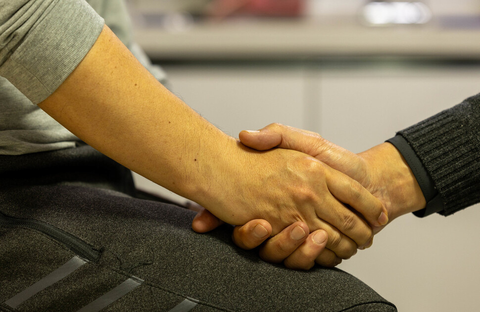 박성진(이하 가명)씨가 직접 담근 파김치, 홍갓김치를 들고 2025년 11월24일 이명호씨 집을 방문했다. 성진씨는 사람면역결핍바이러스(HIV) 감염 후유증으로 몸이 불편해 밥 짓는 것 외에 다른 요리를 할 수 없는 명호씨를 위해 늘 반찬을 챙겨주고 있다. 김진수 선임기자