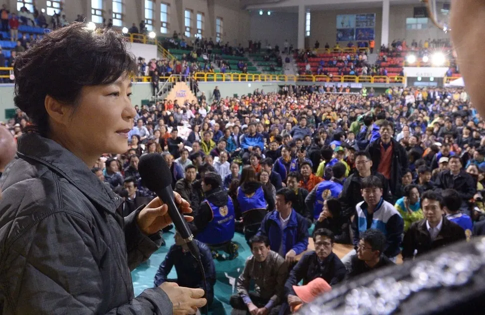 2014년 4월17일 박근혜 전 대통령이 여객선 ‘세월호’ 사고 현장을 방문 중 가족들 대기장소인 진도체육관에 도착하여 탑승자 가족을 위로하고 있다. 청와대사진기자단