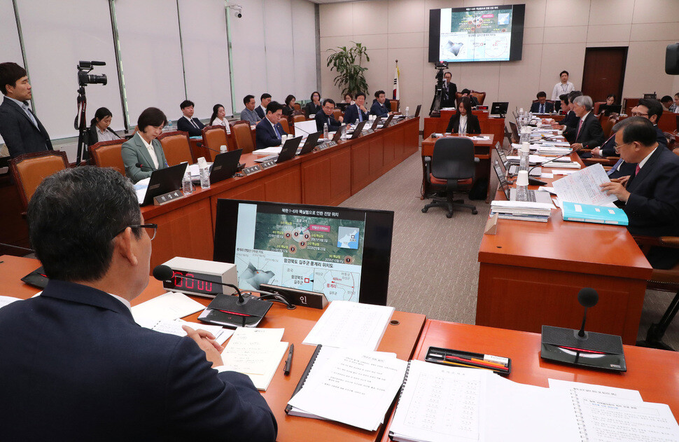 Unification Minister Kim Yeon-chul inspects data related to the alleged radiation exposure of North Korean defectors from near the Punggye Village nuclear test site during an audit by the National Assembly’s Foreign Affairs and Unification Committee on Oct. 17.