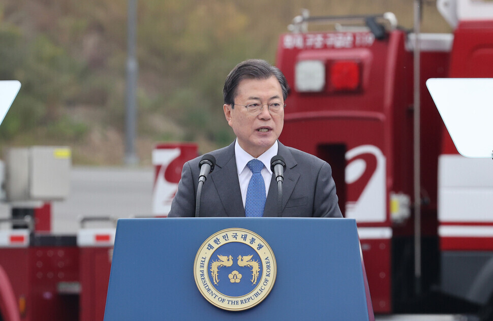 South Korean President Moon Jae-in gives a speech at the National Fire Service Academy in Gongju, South Chungcheong Province, to commemorate National Firefighters’ Day on Nov. 6. (Yonhap News)