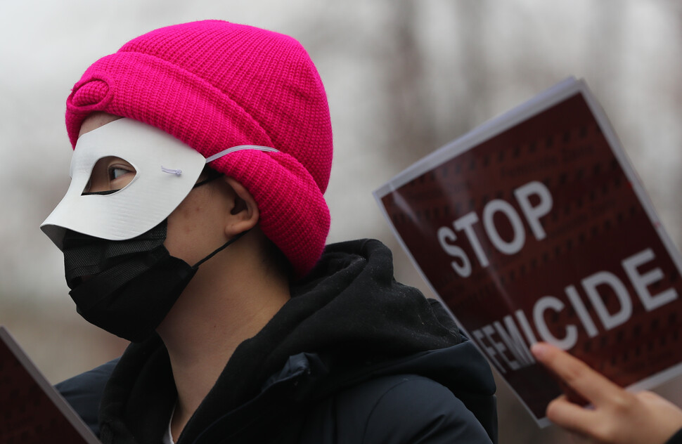 2019년 12월28일 오후 서울 종로구 마로니에공원에서 열린 페미사이드 규탄 시위에서 한 참가자가 가면을 쓴 모습. 연합뉴스