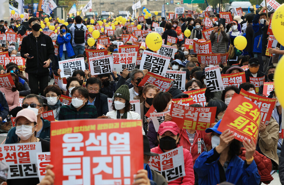 Members of various civic groups take part in a candlelight protest calling for a special prosecutor to be assigned to investigate first lady Kim Keon-hee and for President Yoon Suk-yeol to resign outside City Hall Station in downtown Seoul on the afternoon of Oct. 22. (Yonhap)