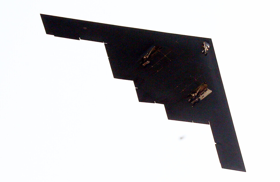 A B-2 stealth bomber flies through the air.  (Yonhap)
