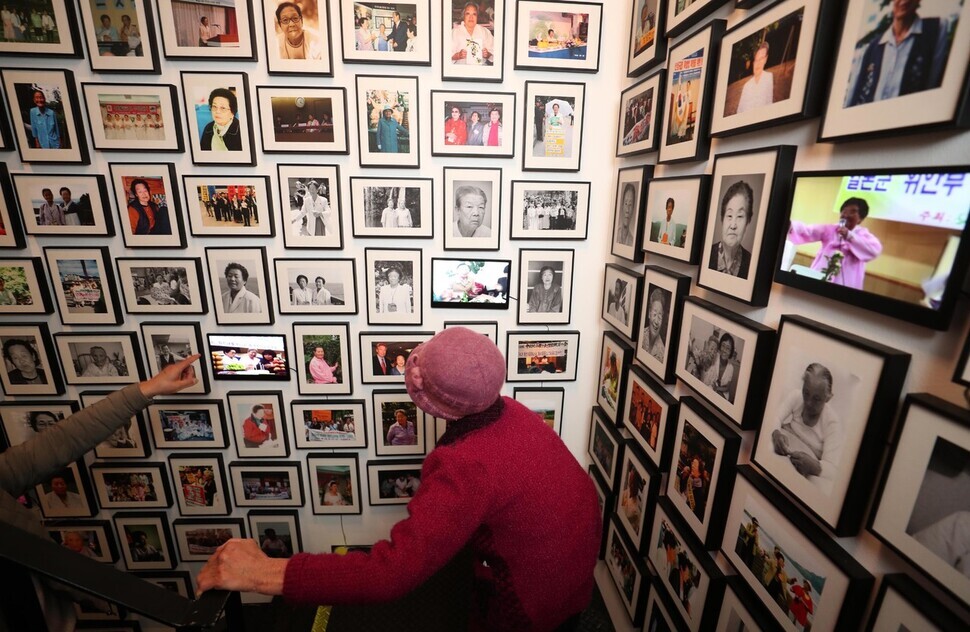 Park Pil-geun looks at photos of fellow survivors of Japan’s military-sponsored sexual slavery at the Museum of Military Sexual Slavery by Japan in Daegu. (Park Jong-shik/The Hankyoreh)