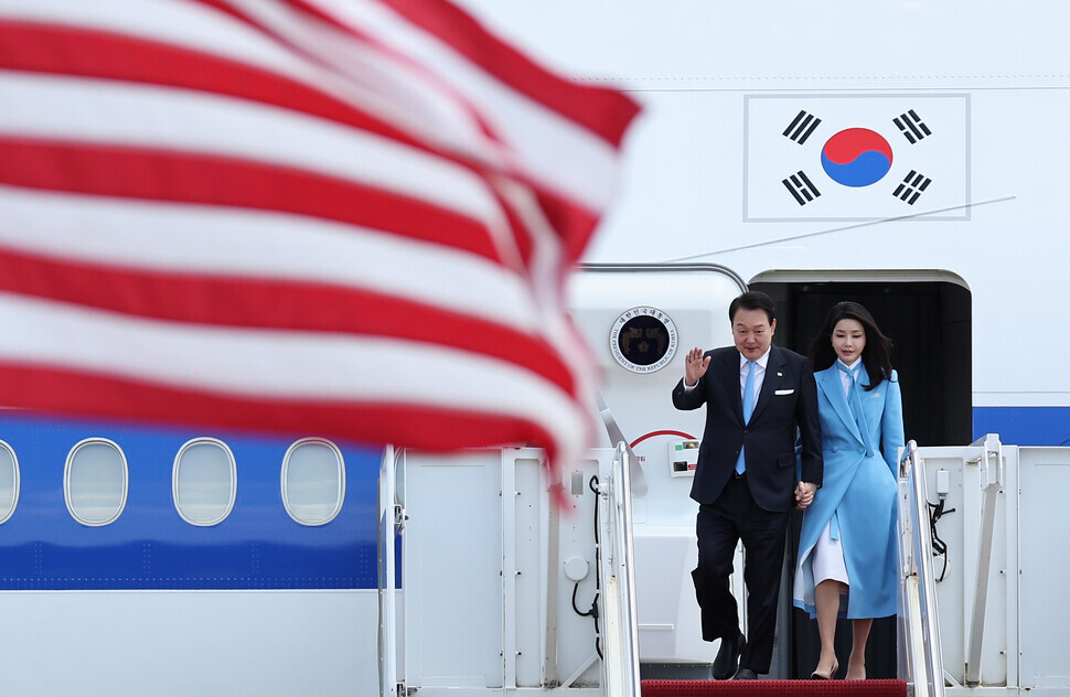 President Yoon Suk-yeol and first lady Kim Keon-hee disembark from the presidential plane on April 24 at Joint Base Andrews near Washington. (Yonhap)