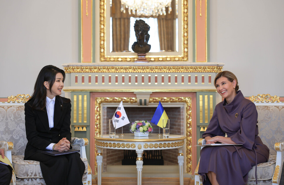 2023년 7월15일(현지시각) 대통령 윤석열의 부인 김건희씨가 우크라이나 키이우의 마린스키궁에서 우크라이나 젤렌스키 대통령의 부인 올레나 젤렌스카 여사와 환담하고 있다. 대통령실 제공