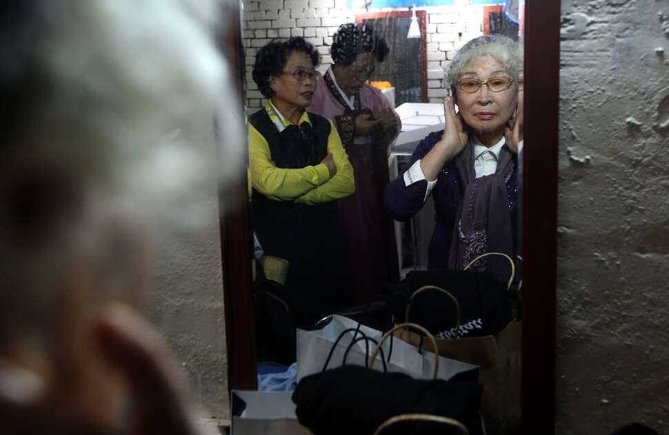 서울 종로노인종합복지관 극단 ‘대학노애(老愛)’의 배우들이 <삼시 세끼> 공연에 앞서 분장실에서 의상을 점검하고 있다.