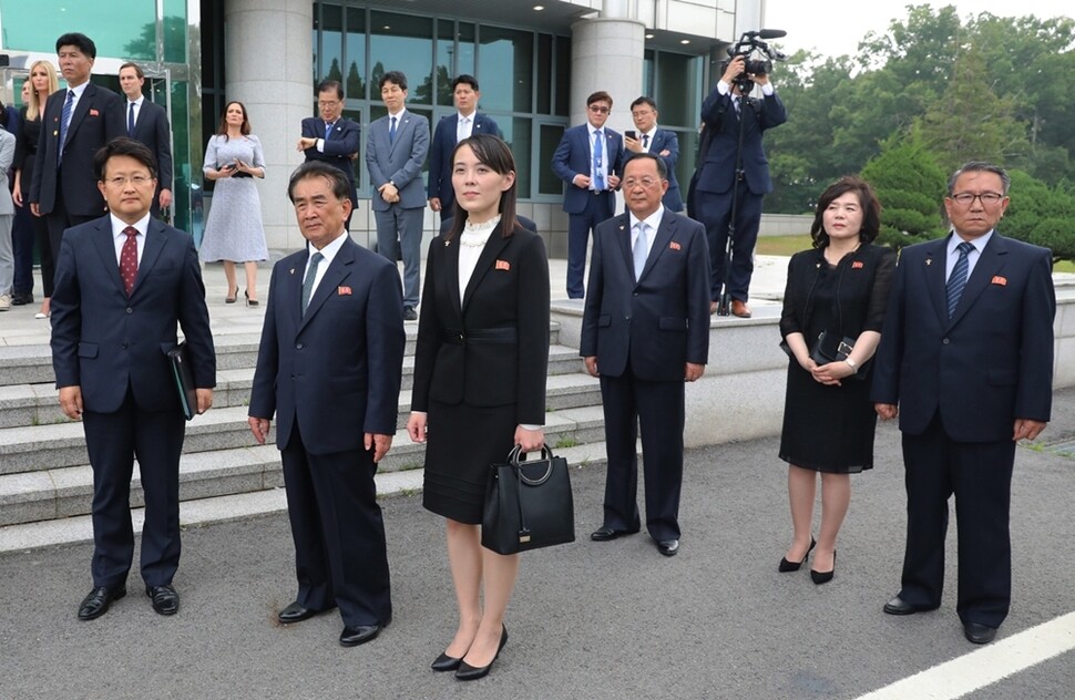 남·북·미 정상의 만남을 지켜보는 수행원들. 앞줄 왼쪽부터 박상훈 청와대 의전비서관, 북한 김창선 국무위원회 부장, 김여정 노동당 선전선동부 제1부부장, 리용호 외무상, 최선희 외무성 제1부상, 장금철 통일전선부장. 뒷줄 왼쪽부터 이방카 트럼프 백악관 선임보좌관, 북쪽 경호원, 이방카의 남편인 재러드 쿠슈너 선임보좌관, 스테파니 그리셤 백악관 대변인, 정의용 청와대 국가안보실장, 윤건영 청와대 국정기획상황실장, 남쪽 경호원들.