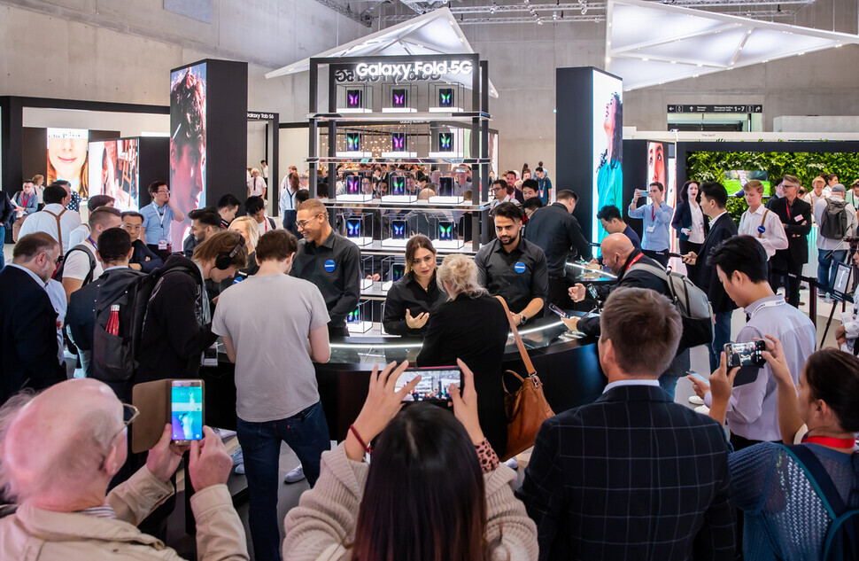 Attendees try out the Galaxy Fold at the Samsung Electronics exhibition during the 2019 IFA Berlin in September of last year. (provided by Samsung Electronics)