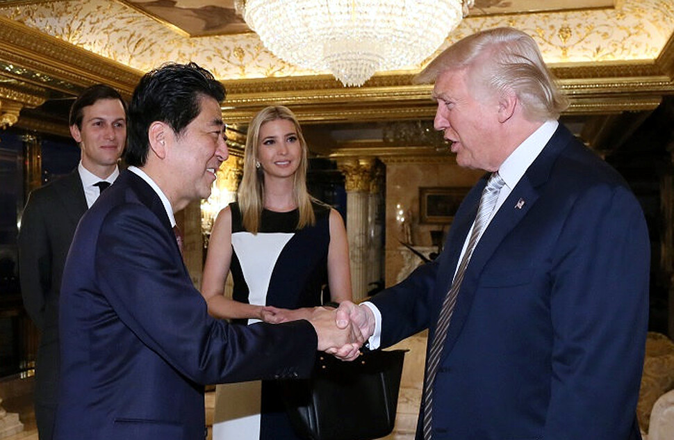 On the afternoon of November 17, 2016 (local time), former Japanese Prime Minister Shinzo Abe (first row left) met with President-elect Donald Trump at Trump Tower in New York for the first time as a foreign leader and held a solo talk.  Hankyoreh material photo