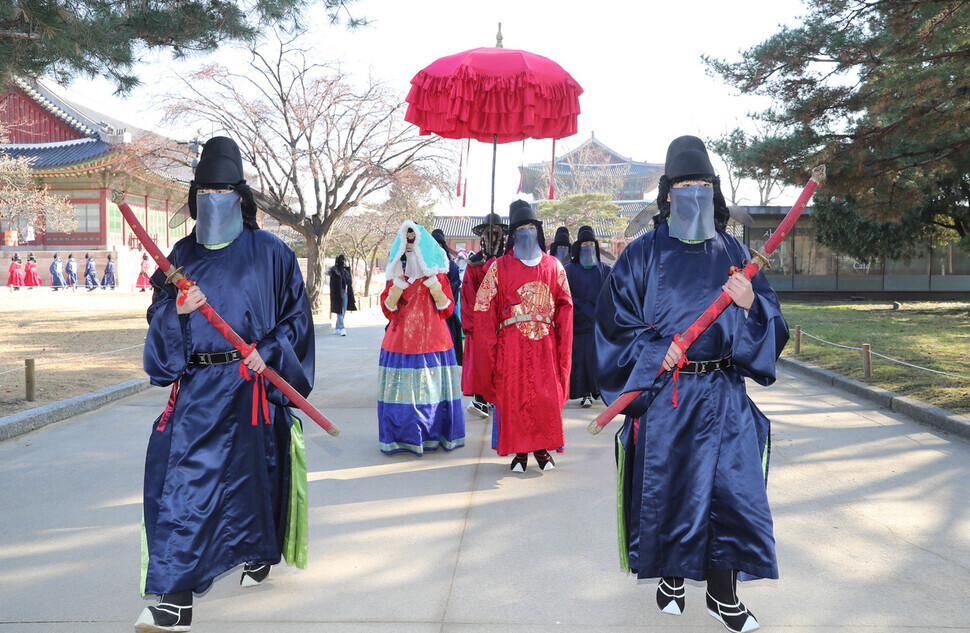 The procession makes its way toward Gyeonghoeru Pavilion. (Shin So-young/The Hankyoreh)