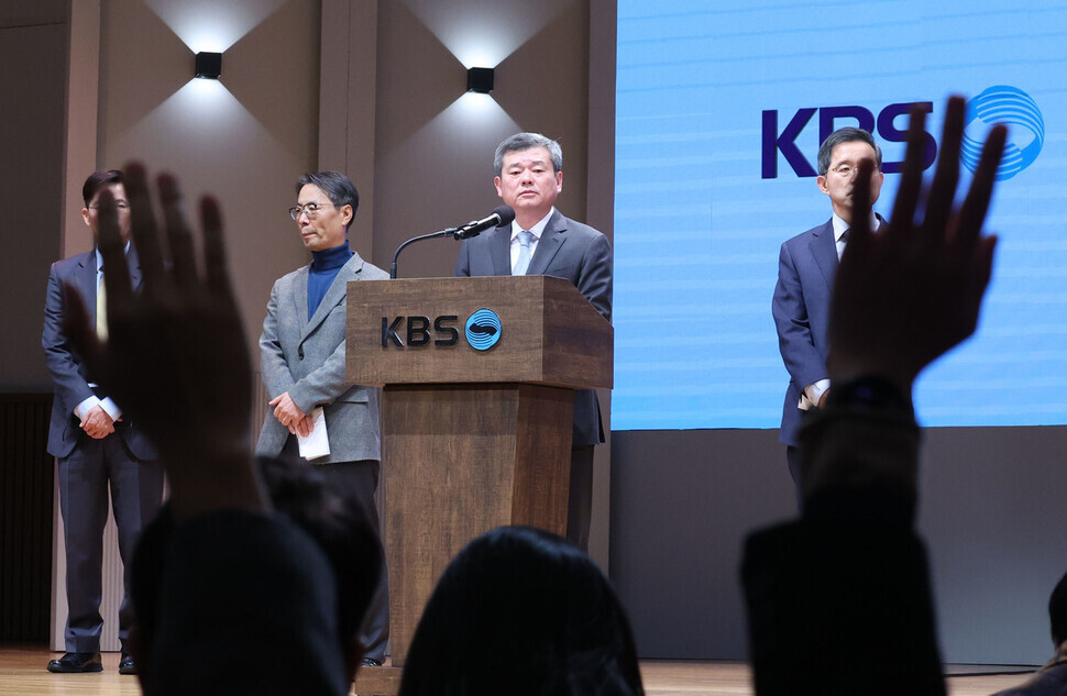 Park Min, the new president and CEO of KBS, takes questions at a press conference held at the KBS Hall in Yeouido, Seoul, on Nov. 14. (Baek So-ah/The Hankyoreh)