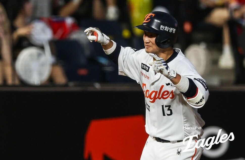 Hanwha Eagles Choi Jae -hoon is on the base after blowing three stores at the end of the fourth at the end of the 4th match with the 2025 KBO League Kia (KIA) Tigers held at Hanwha Life Ball Park in Daejeon on the 9th. Hanwha Eagles provided