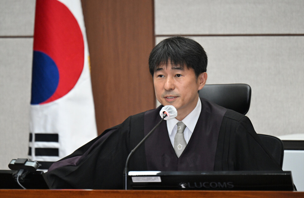 지귀연 부장판사가 2025년 4월21일 서울 서초동 서울중앙지법에서 열린 내란 우두머리 혐의 형사재판 두 번째 공판에서 취재진 퇴장을 명령하고 있다. 사진공동취재단