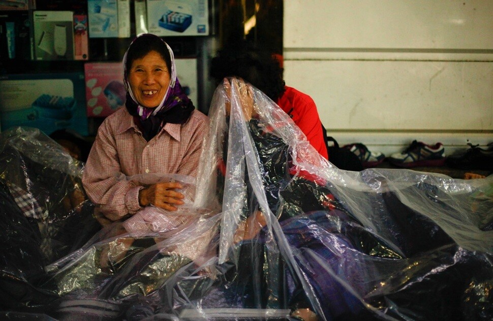 노점상들이 동작구청의 행정대집행을 초조히 기다리며 비닐에 의지해 거리에서 밤을 새우고 있다.