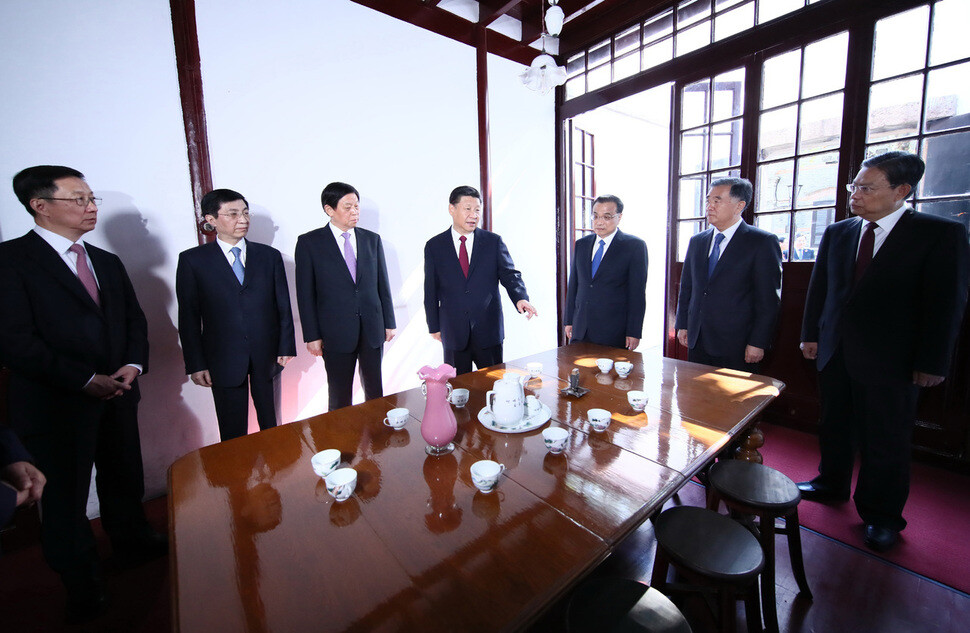 Chinese President Xi Jinping (center) speaks with political leaders during a visit to the memorial site of the First National Congress of the Chinese Community Party in Shanghai on Oct. 31. The party held its first national congress in 1921. (Xinhua/Yonhap News)