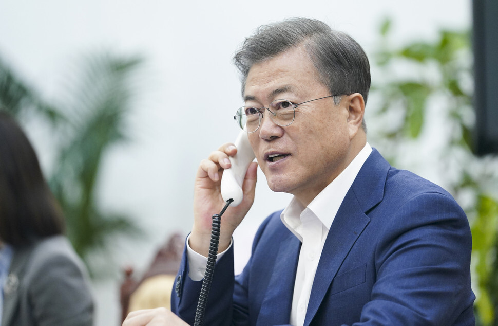 South Korean President Moon Jae-in talks with Australian Prime Minister Scott Morrison on the phone at the Blue House on Apr. 7. (provided by the Blue House)