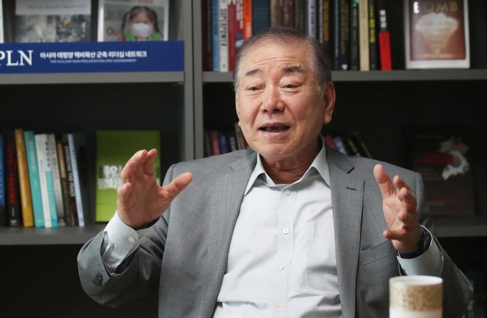 Moon Chung-in, professor emeritus at Yonsei University, during his interview with the Hankyoreh on May 20. (Baek So-ah, staff photographer)