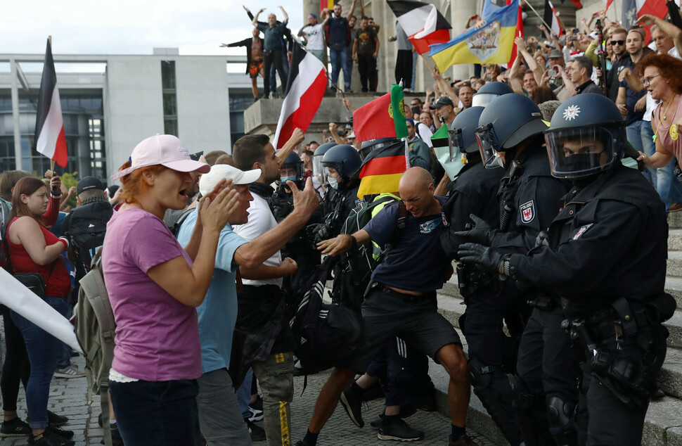 독일 베를린에서 열린 코로나19 방역 통제에 항의하는 집회를 경찰이 막아서고 있다. REUTERS